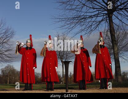 I trombettisti della Band of the Life Guards aiutano la Royal Parks Foundation a segnare l'arrivo della Tiffany Drinking Fountain nei Kensington Gardens di Londra, Che è stato progettato da ben Addy di Moxon Architects - vincitore di un concorso internazionale di design per trovare 'la fontana da bere Ultimate' per i Parchi reali. Foto Stock