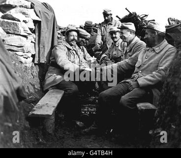 1916: L'ARRIVO DELLA POSTA PER LE TRUPPE FRANCESI IN UNA TRINCEA NELLA REGIONE DEI VOSGI DELLA FRANCIA NORD-ORIENTALE. I DUCKBOARDS SI POSSONO VEDERE SUL FONDO DELLA TRINCEA, USATA PER TENERE I PIEDI DEI SOLDATI FUORI DAL FANGO E DALL'ACQUA. DALLA COLLEZIONE PA FIRST WORLD WAR. Foto Stock