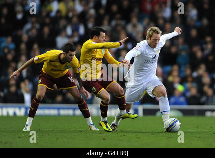 Luciano Becchio (a destra) di Leeds United combatte per la palla con David Edgar di Burnley (a sinistra) e Ross Wallace durante la partita del campionato Npower Football League a Elland Road, Leeds. Foto Stock