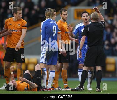 L'arbitro Peter Walton (a destra) mostra Frank Lampard di Chelsea (2° a destra) Una carta gialla per un fallo su Adam di Wolverhampton Wanderers Hammill (sinistra) Foto Stock