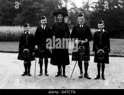 1910: Un'immagine della biblioteca del Principe Giorgio (poi Duca di Kent), del Principe Alberto (Giorgio VI), della Principessa Maria (Principessa reale), del Principe Edoardo (Duca di Windsor) e del Principe Enrico (Duca di Gloucester) nei terreni del Castello Balmoral, Scozia, indossando abiti Highland. Foto Stock