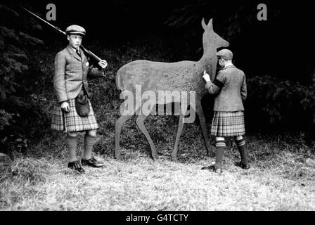 Il Principe di Galles (a sinistra, in seguito il Duca di Windsor) e il Principe Alberto (in seguito Re Giorgio VI) indossano kilt durante una sessione di tiro pratica. Il principe Alberto controlla i colpi su un bersaglio del cervo. Nei motivi di Balmoral, Scozia. Foto Stock