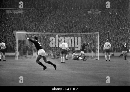 La LEGGE SCOZZESE DENIS alza le braccia in trouph dopo aver segnato il primo obiettivo che ha messo la sua squadra sulla strada per una vittoria 3-2 contro l'Inghilterra al Wembley Stadium oggi. Da sinistra a destra - BOBBY CHARLTON, MARTIN PETERS, GORDON BANKS (portiere), DENIS LAW, BOBBY MOORE. Foto Stock