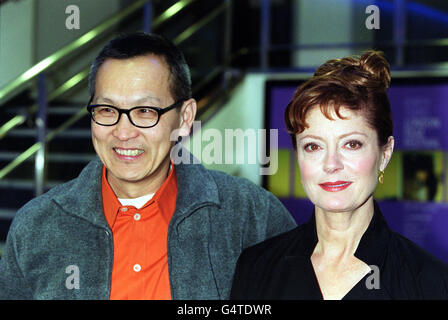 Wayne Wang con l'attrice Susan Sarandon all'Odeon Leicester Square, a Londra, per guardare il film che ha diretto "Anywhere but Here", che è stato proiettato come parte del 43° London Film Festival. Foto Stock