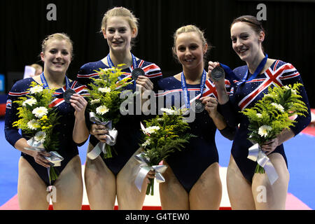 (Sinistra-destra) Laura Gallagher, Bryony Page, Emma Smith e Kat Driscoll in Gran Bretagna con le loro medaglie d'argento vinte nell'evento Team durante i Campionati del mondo Trampolino e Tumbling alla National Indoor Arena di Birmingham. Foto Stock