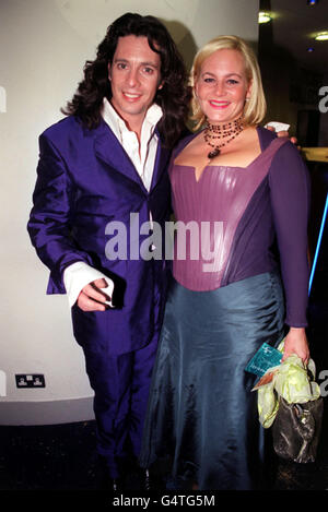 Laurence Llewelyn-Bowen, l'esperto di design della televisione "Changing Rooms", e sua moglie arrivano alla prima mondiale del film The Clandestine Marriage, all'Odeon West End, a Leicester Square, Londra. Foto Stock