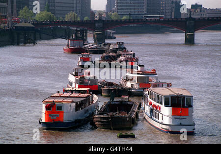 Barche e chiatte sul Tamigi vicino a Battersea Bridge, a Londra. Foto Stock