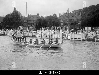 Re George V e la regina Maria sulla Royal Barge, la balsoria della regina, alla regata di Henley, sul fiume Tamigi. Foto Stock