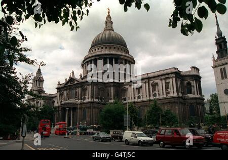 02/12/1697 - in questo giorno di storia si apre la nuova Cattedrale di San Paolo, la vecchia che fu distrutta nel Grande incendio di Londra nel 1666. E' stato progettato da Sir Christopher Wren, famoso punto di riferimento londinese e popolare luogo turistico della Cattedrale di St Paul, con la sua caratteristica cupola, a Londra. San Paolo fu costruito dall'architetto Sir Christopher Wren. Foto Stock