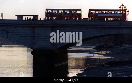 Una vista mattutina del Putney Bridge a Londra, dove gli agenti di polizia hanno individuato un'arma vicino alla scena dell'omicidio del presentatore televisivo Jill Dando. L'arma è stata trovata sulla riva anteriore del Tamigi vicino a Putney Bridge nella parte ovest di Londra. * questo è a meno di un miglio da dove Miss Dando è stato girato in testa. Foto Stock