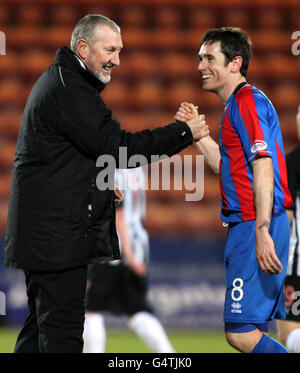 Il manager di Inverness CT Terry Butcher e il marcatore Greg Tansey festeggiano a tempo pieno durante la quarta partita della William Hill Scottish Cup presso l'East End Park di Dunfermline. Foto Stock