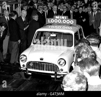 Alec Issigonis, creatore della gamma di auto 'mini' della British Motor Corporation, guida la 1.000.000esima Mini fuori dalla linea di produzione presso lo stabilimento di Austin a Longbridge, Birmingham. *27/02/01 il nuovo Mini che sarà in vendita nell'estate 2001 del Regno Unito, è stato , in fase di presentazione per la prima volta. La vettura Oxford con motore da 1.6 litri ha fatto il suo debutto mondiale al Geneva Motor Show. Grazie alla chiusura centralizzata, ai freni antibloccaggio, al sistema audio a sei altoparlanti e agli alzavetri elettrici, la nuova Mini è ben lontana dal primo del suo genere realizzato nel 1959. Foto Stock