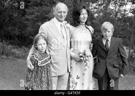 ** Lord Montagu, 47 anni, con la sua nuova sposa, Fiona, 30 anni, e i suoi due figli del suo precedente matrimonio, Ralph, 13 anni, e Maria, nove anni. Il matrimonio si è svolto presso l'ufficio di registrazione di Lymington. Foto Stock