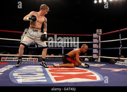 Boxing - Concorso Internazionale di pesi Welterweight - Dean Byrne / Frank Haroche Horta - Bowlers Exhibition Centre. Kirk Goodings prende Robin Deakon in una lotta leggera al Bowlers Exhibition Centre di Manchester. Foto Stock