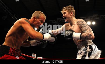 Boxing - Concorso Internazionale di pesi Welterweight - Dean Byrne / Frank Haroche Horta - Bowlers Exhibition Centre. Kirk Goodings prende Robin Deakon in una lotta leggera al Bowlers Exhibition Centre di Manchester. Foto Stock