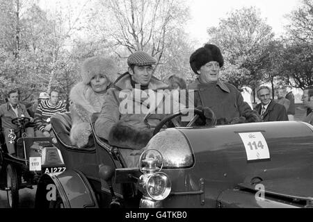 ** il principe Michael del Kent guida un Daimler 1903 con i passeggeri Lord Montagu e l'ospite americano del programma di chat Dorris Carr, all'inizio dell'81° Londra a Brighton corse auto veterano a Hyde Park, Londra. Questa è la prima volta che un membro della famiglia reale partecipa. Foto Stock