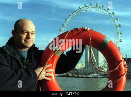 L'ex attore Eastenders Ross Kemp di fronte al BA London Eye di Londra, dove ha pubblicato un messaggio speciale in anticipo delle celebrazioni del Grande tempo del Millennio, che si prevede di attirare fino a 2 milioni di persone sulle rive del Tamigi nel corso del nuovo anno. Foto Stock