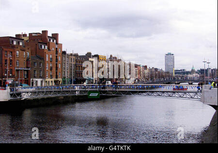 Il secondo ponte pedonale del centro di Dublino sul fiume Liffey, il Millennium Bridge, era aperto al pubblico. Eretto vicino al famoso ponte Ha'Penny di Dublino, il nuovo ponte costò 1.5 milioni di IR. Foto Stock