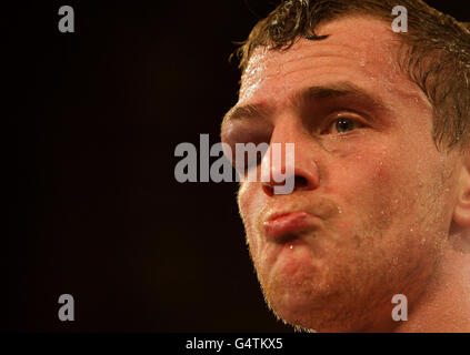 Ryan Toms dopo che l'arbitro ha deciso che non era in stato di continuare contro Joe Selkirk nel loro concorso di pesi medi leggeri al Liverpool Olympia, Liverpool. Foto Stock