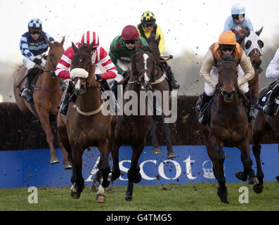 Somersby guidato da Dominic Elsworth continua a vincere il 25° anniversario del Victor Chandler Chase nella giornata di Victor Chandler all'ippodromo di Ascot, Berkshire. Foto Stock