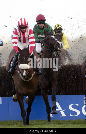 Somersby (a destra) guidato da Dominic Elsworth continua a vincere il 25° anniversario della Chase Victor Chandler in occasione del Victor Chandler Day all'ippodromo di Ascot, nel Berkshire. Foto Stock