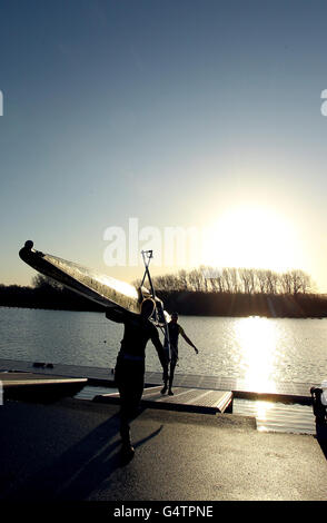 I membri del team GB Rowing si prendono in acqua durante una giornata di allenamento al lago Redgrave-Pinsent, Caversham. Foto Stock