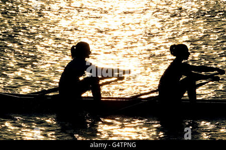 I membri del team GB Rowing si prendono in acqua durante una giornata di allenamento al lago Redgrave-Pinsent, Caversham. Foto Stock