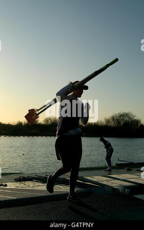 I membri del team GB Rowing si prendono in acqua durante una giornata di allenamento al lago Redgrave-Pinsent, Caversham. Foto Stock