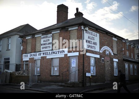 Pub chiusi. Una vista generale del pub Duke of Wellington a Swindon, che ha chiuso. Foto Stock