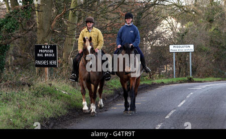 I piloti provenienti da Crowberry Stables a Middleton, passano un cartello che indica un ponte sulla linea HS2 proposta vicino a Middleton, Warwickshire. Foto Stock