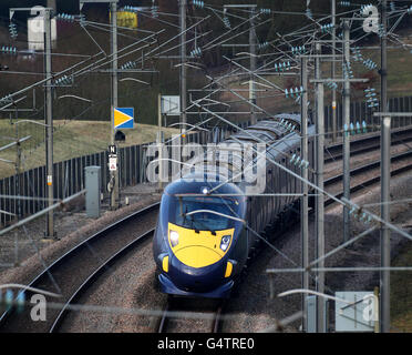 Una visione generale di un treno Hitachi Classe 395 Javelin che passa attraverso Ashford, Kent, usando il collegamento ferroviario del tunnel sotto la Manica HS1 come una nuova e controversa linea ferroviaria ad alta velocità tra Londra e Birmingham è stata data dal governo. Foto Stock