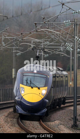 Una visione generale di un treno Hitachi Classe 395 Javelin che passa attraverso Ashford, Kent, usando il collegamento ferroviario del tunnel sotto la Manica HS1 come una nuova e controversa linea ferroviaria ad alta velocità tra Londra e Birmingham è stata data dal governo. Foto Stock