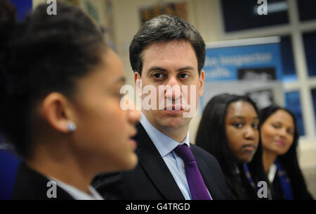 Il leader del lavoro ed Miliband incontra gli alunni alla Bethnal Green Academy di Londra, prima di pronunciare un discorso sull’economia. Foto Stock