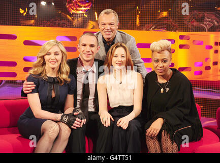 (Da sinistra) Madonna, James D'Arcy, Andrea Riseborough ed Emeli Sande si pongono con l'ospite Graham Norton durante le riprese del Graham Norton Show presso i London Studios, a sud di Londra, per essere trasmessi sulla BBC uno il venerdì sera. Foto Stock