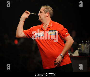 L'Inghilterra Dean Winstanley in azione durante il secondo round durante il BDO World Professional Darts Championships presso il Lakeside Complex, Surrey. Foto Stock