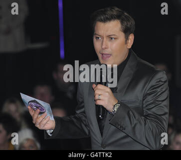 Brian Dowling annuncia che Andrew Stone (non raffigurato) sarà sfrattato dalla Casa del Grande Fratello delle celebrità agli Elstree Studios di Borehamwood. PREMERE ASSOCIAZIONE foto. Data immagine: Martedì 10 gennaio 2012. Vedere la storia di PA SHOWBIZ Brother. Il credito fotografico dovrebbe essere: Rebecca Naden/PA Wire Foto Stock