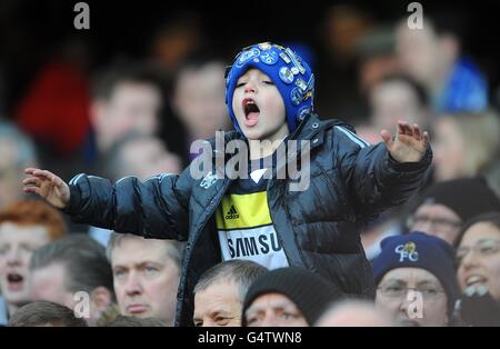 Calcio - Barclays Premier League - Chelsea / Sunderland - Stamford Bridge. Un giovane fan del Chelsea negli stand Foto Stock