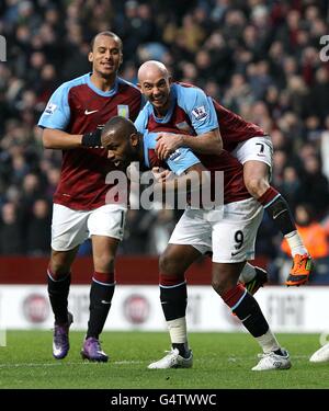 Darren Bent (al centro) di Aston Villa festeggia con Stephen, compagno di squadra L'Irlanda (a destra) e Gabriel Agbonlahor dopo aver segnato la sua prima parte obiettivo del gioco Foto Stock