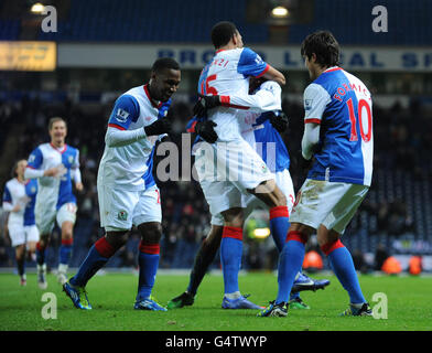 Mauro Formica di Blackburn Rover (a destra) festeggia con Junior Hoilett (a sinistra) dopo aver segnato il suo terzo gol al fianco contro Fulham. Foto Stock