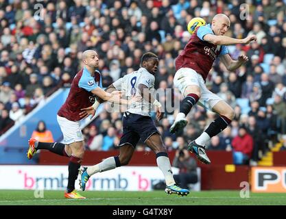 Calcio - Barclays Premier League - Aston Villa / Everton - Villa Park. Louis Saha (centro) di Everton è sfidato da Alan Hutton Villa (a sinistra) Foto Stock