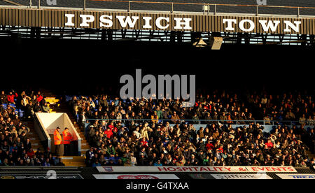 Una visione generale di Portman Road mentre i fan di Ipswich Town guardano l'azione dagli stand durante la partita del campionato Npower a Portman Road, Ipswich. Foto Stock