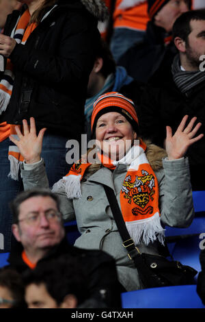 I tifosi di Blackpool in viaggio guardano dalle tribune durante la partita del campionato Npower a Portman Road, Ipswich. Foto Stock