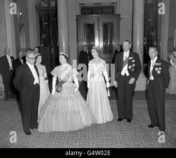 Re Giorgio e la regina Elisabetta con il re Frederik e la regina Ingrid di Danimarca, la principessa Margaret e Herbert Morrison (estrema sinistra), il ministro degli Esteri, durante la ricezione del governo a Lancaster House. Foto Stock