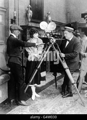 'Should A Man Marry' - Harriet Hammond and Fat Arbuckle - Londra. Harriet Hammond con Fat Arbuckle sul set di 'Should A Man Marry' a Londra. Foto Stock