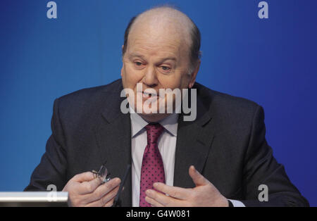 Il ministro delle Finanze Michael Noonan interviene in una conferenza stampa sulla revisione del programma UE/FMI dell'Irlanda presso gli edifici governativi di Dublino. Foto Stock