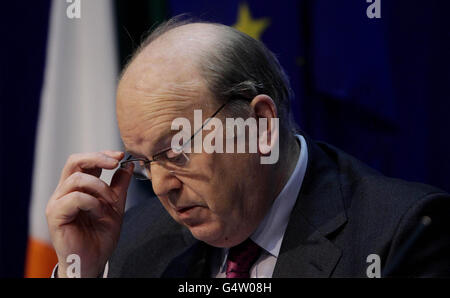 Il ministro delle Finanze Michael Noonan interviene in una conferenza stampa sulla revisione del programma UE/FMI dell'Irlanda presso gli edifici governativi di Dublino. Foto Stock