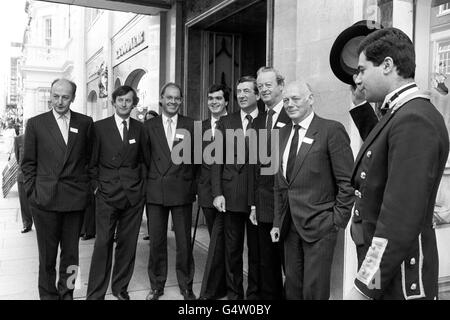 ** il portiere di Claridge, William Capelen, offe il cappello ai proprietari delle Treasure Houses d'Inghilterra, quando arrivarono all'hotel di Londra per presentare i premi nel loro concorso fotografico annuale. Da sinistra: Il Marchese di Hartington (Chatsworth); Lord Romsey (Broadlands); l'Hon Simon Howard (Castle Howard); Lord Howland (che rappresenta suo padre, il Marchese di Tavistock, dell'Abbazia di Woburn); Michael Herbert (Castello di Warwick); il Duca di Marlborough (Palazzo Blenheim), e Lord Montagu (Beaulieu). Foto Stock