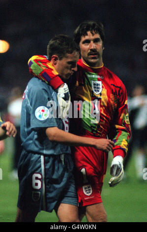 Il portiere dell'Inghilterra David Seaman console Gareth Southgate dopo lo sparare di penalità che ha chiuso le chance inglesi nella partita semifinale Euro '96 contro la Germania a Wembley. Foto Stock