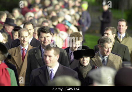 Peter Phillips (di fronte), il conte di Wessex, il comandante Tim Laurence, la viscontessa Serena Linley, il principe Harry e il principe di Galles (L-R) che arrivano alla chiesa parrocchiale di Sandringham per il loro tradizionale servizio di Natale. Foto Stock