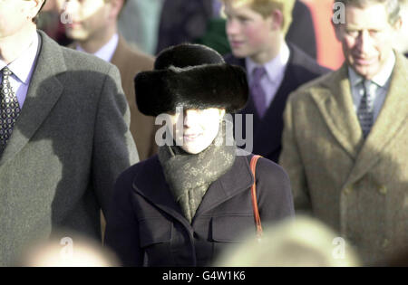 La Viscontessa Serena Linley e il Principe di Galles (L-R) arrivano alla chiesa parrocchiale di Sandringham per il loro tradizionale servizio di Natale. Foto Stock